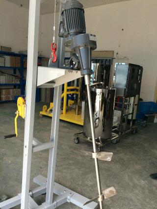 鋁合金材質(zhì)，外形美觀，結(jié)構(gòu)輕巧，操作移動簡便。