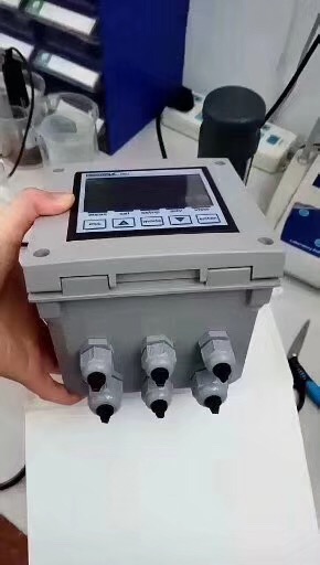 是一款適用于需要同時(shí)監(jiān)控多個(gè)參數(shù)的復(fù)雜應(yīng)用場(chǎng)合的多參數(shù)儀表，具有獨(dú)立的比例控制輸出，兩路可調(diào) 頻率輸出，RS485串行接口（MODBUS協(xié)議），三個(gè)繼電器輸出，探頭質(zhì)量顯示和數(shù)據(jù)記錄功能