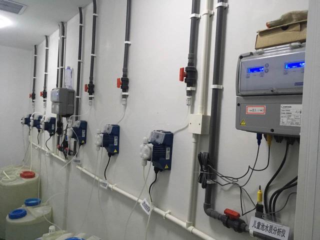 包含：PH測試儀，ORP測試儀，余氯測試儀，濁度測量儀，溫度等測量參數(shù)顯示儀表  三臺或者四臺加藥計量泵可選，投加絮凝劑計量泵， 加酸計量泵，加氯計量泵和除藻劑加藥泵。
