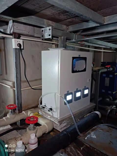 泳池五參數(shù)在線檢測儀 檢測參數(shù)： pH, ORP 余氯,濁度， 溫度      大型泳池水質(zhì)檢測，水上樂園泳池加藥系統(tǒng)典型配置圖：  使用場合：大型私人游泳池，水上樂園，室內(nèi)專業(yè)游泳場所，SPA健身中心，室外專業(yè)泳池。  包含：PH測試儀，ORP測試儀，余氯測試儀，濁度測量儀，溫度等測量參數(shù)顯示儀表  三臺(tái)或者四臺(tái)加藥計(jì)量泵可選，投加絮凝劑計(jì)量泵， 加酸計(jì)量泵，加氯計(jì)量泵和除藻劑加藥泵